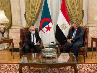 سامح شكري يلتقي نظيره الجزائري...