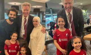 صلاح وأسرته يلتقطون الصور مع...