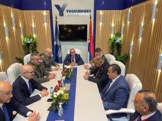 وزير الإنتاج الحربي يستعرض الأسلحة...