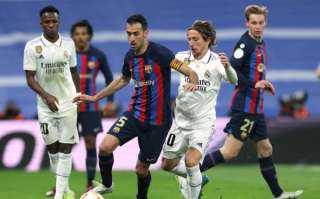 برشلونة يفوز ذهاباً على غريمه...